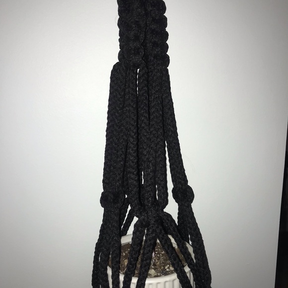 Macrame plant hanger - Picture 3 of 4